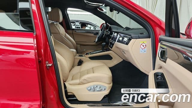 Porsche Macan 2023 — ფოტო 8/20