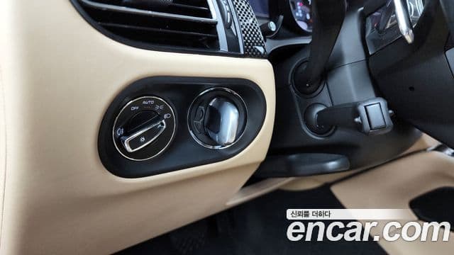 Porsche Macan 2023 — ფოტო 16/20