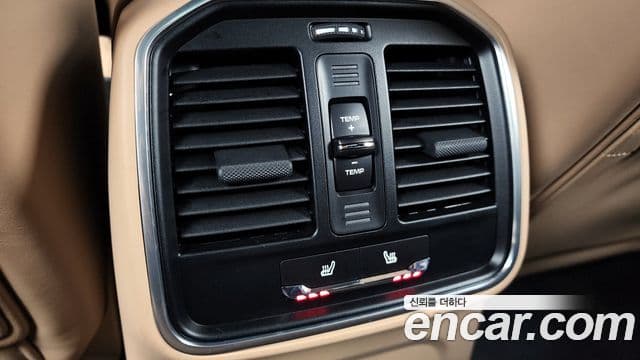 Porsche Macan 2023 — ფოტო 17/20