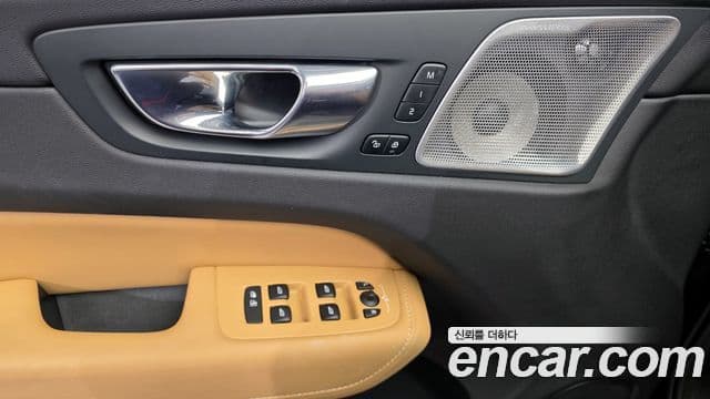Volvo XC60 2020 — Photo 9/20
