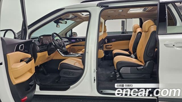 Kia Carnival 2023 — ფოტო 18/20
