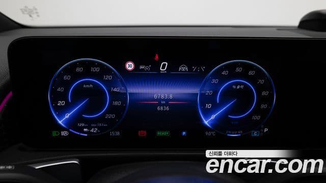 Mercedes-Benz EQB 2025 — ფოტო 8/20