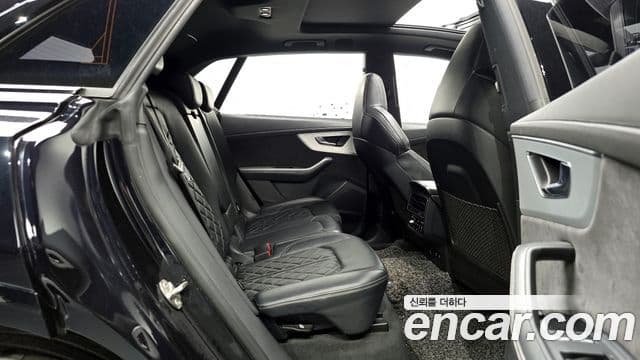 Audi Q8 2021 — Şəkil 18/20