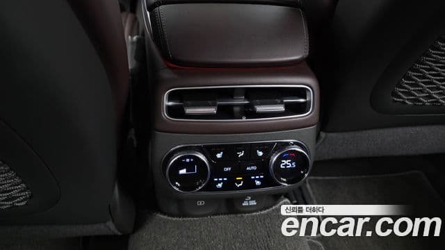 Genesis GV70 2021 — ფოტო 18/20