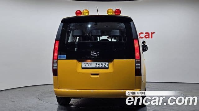 Hyundai Staria 2021 — ფოტო 4/20