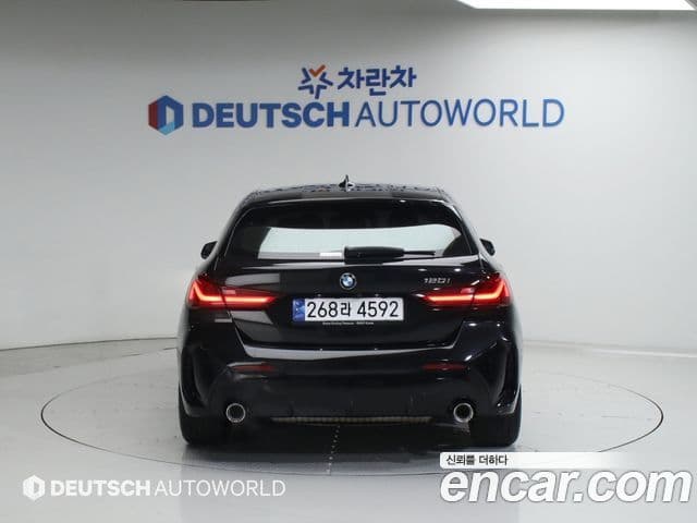 BMW 1 Series 2023 — Şəkil 9/20