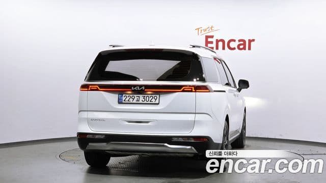 Kia Carnival 2023 — ფოტო 4/20