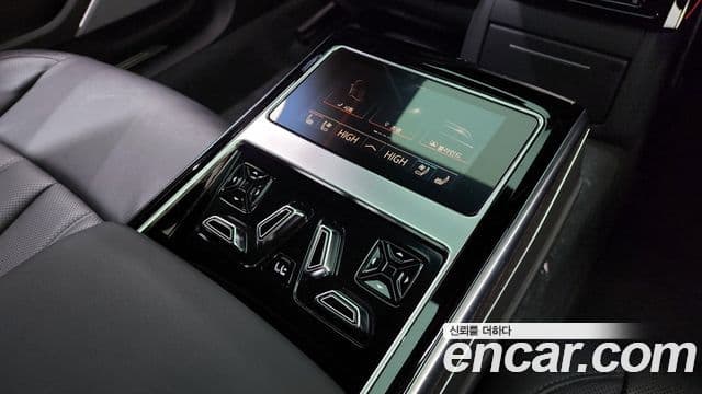 Audi A8 2022 — Фото 19/20