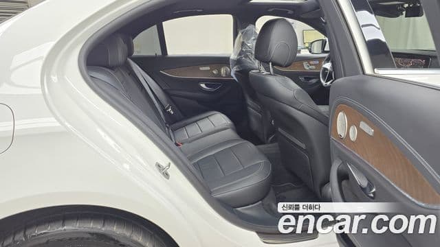 Mercedes-Benz E-Class 2021 — ფოტო 12/20