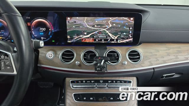 Mercedes-Benz E-Class 2021 — ფოტო 14/20
