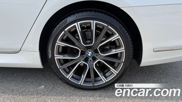 BMW 7 Series 2021 — ფოტო 17/20