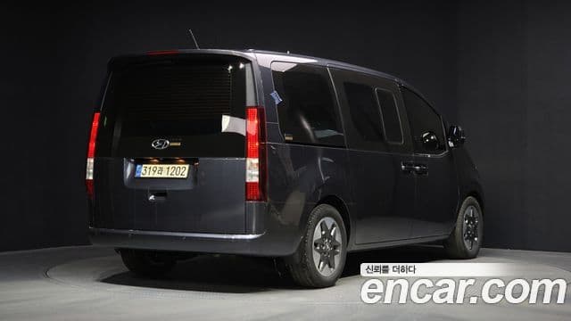 Hyundai Staria 2021 — ფოტო 2/20