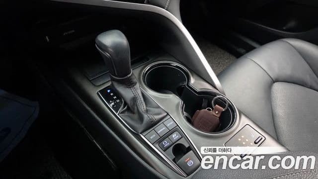 Toyota Camry 2021 — Photo 1/20