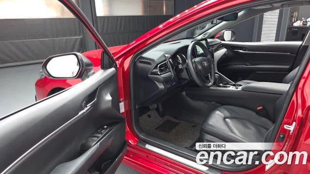 Toyota Camry 2021 — Photo 6/20
