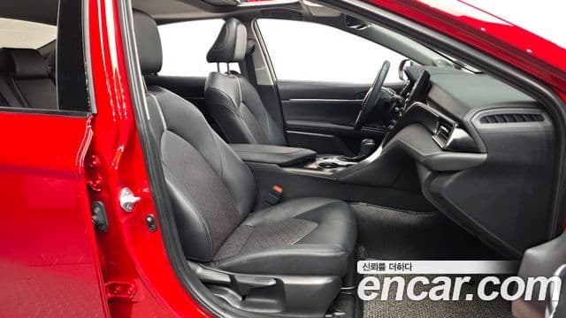 Toyota Camry 2021 — Photo 2/20