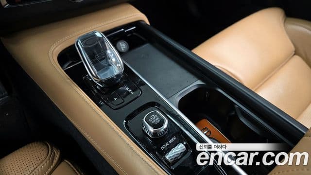 Volvo XC90 2021 — ფოტო 13/20