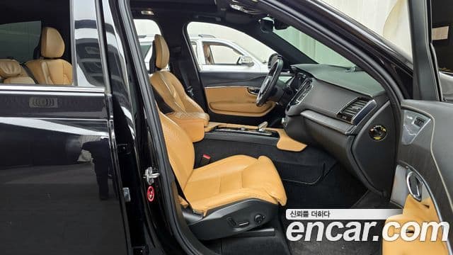 Volvo XC90 2021 — ფოტო 18/20