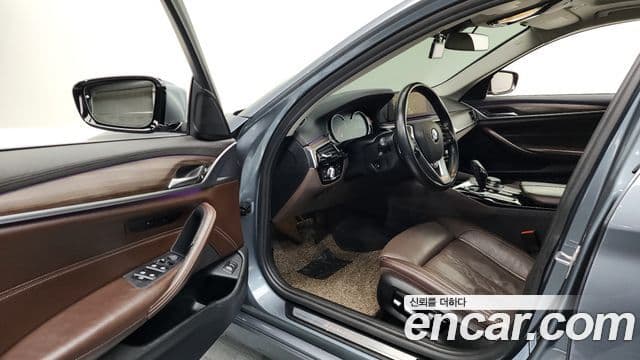 BMW 5 Series 2018 — ფოტო 8/20