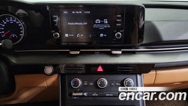 Kia Carnival 2021 — ფოტო 15/20