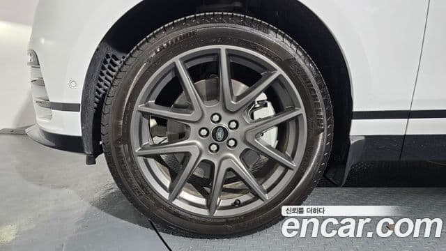 Land Rover Range Rover Velar 2025 — Photo 18/20