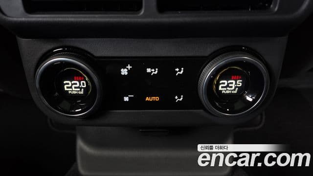 Land Rover Range Rover Velar 2025 — Photo 13/20