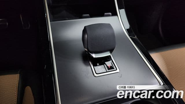 Land Rover Range Rover Velar 2025 — Фото 9/20