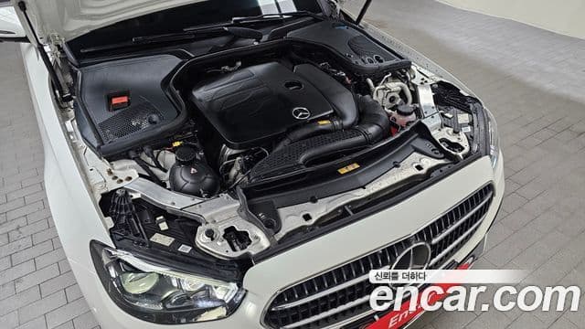 Mercedes-Benz E-Class 2021 — ფოტო 18/20