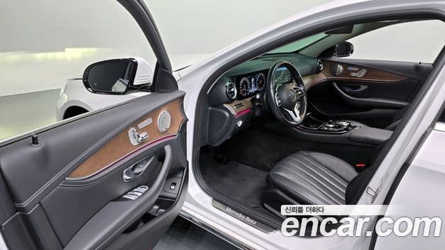 Mercedes-Benz E-Class 2020 — ფოტო 11/20