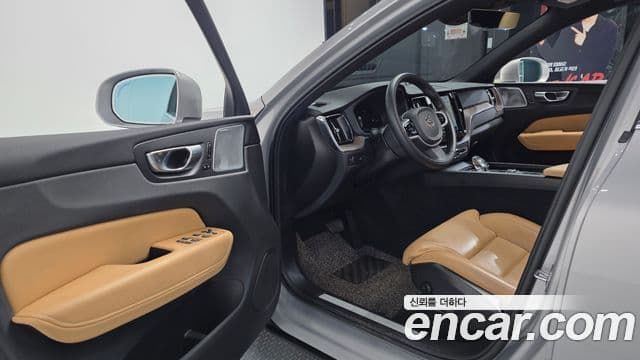 Volvo XC60 2022 — Photo 18/20