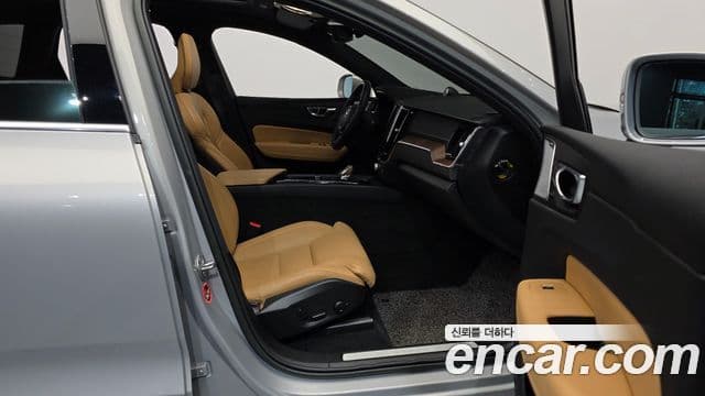 Volvo XC60 2022 — Photo 19/20
