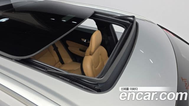 Volvo XC60 2022 — Photo 12/20