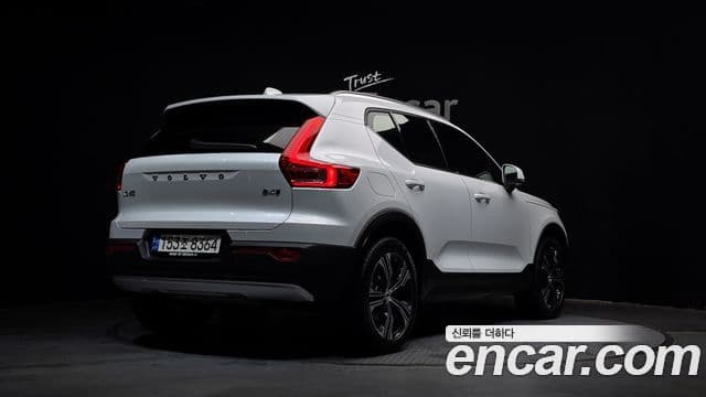 Volvo XC40 2021 — ფოტო 2/20