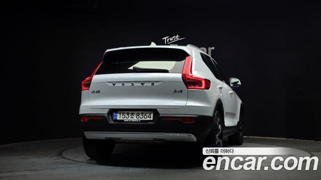 Volvo XC40 2021 — ფოტო 4/20