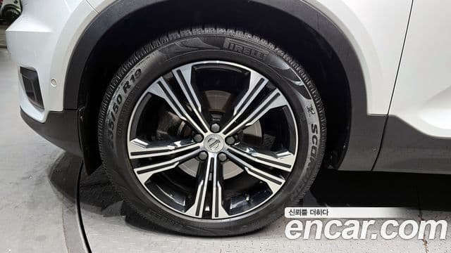 Volvo XC40 2021 — ფოტო 5/20