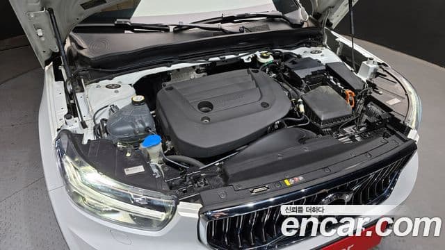 Volvo XC40 2021 — ფოტო 6/20