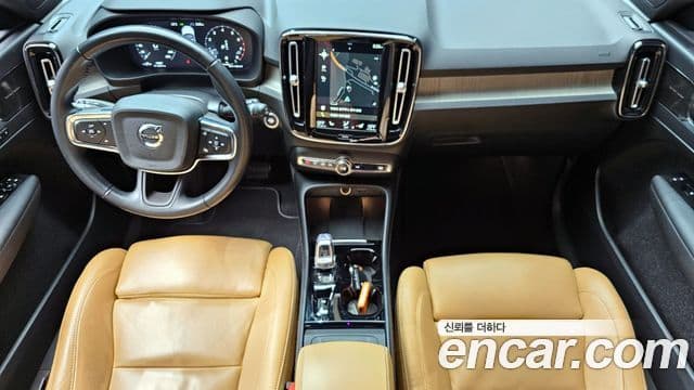 Volvo XC40 2021 — ფოტო 7/20