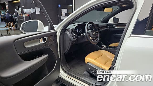Volvo XC40 2021 — ფოტო 11/20