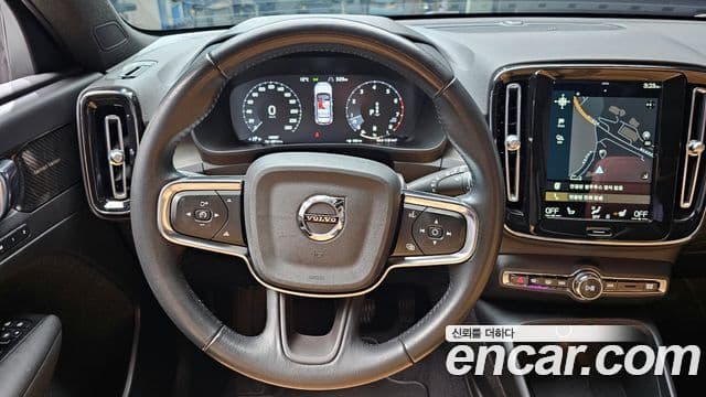 Volvo XC40 2021 — ფოტო 13/20