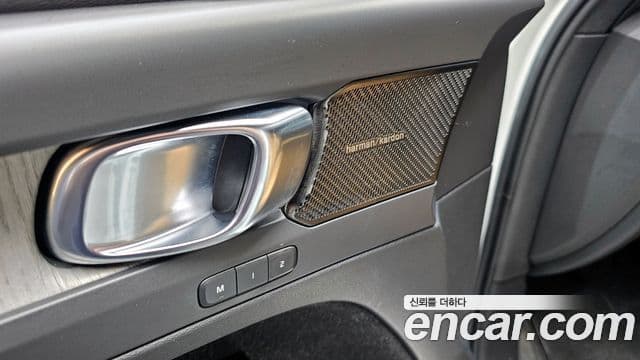 Volvo XC40 2021 — ფოტო 18/20