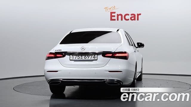 Mercedes-Benz E-Class 2022 — ფოტო 4/20