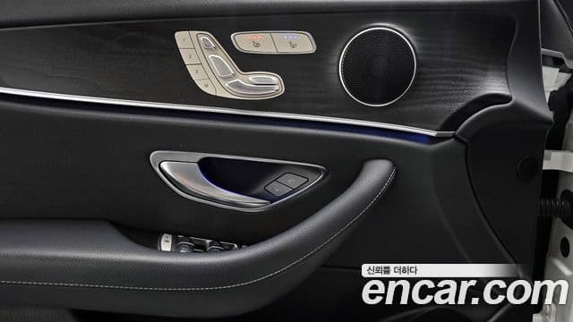 Mercedes-Benz E-Class 2022 — ფოტო 18/20