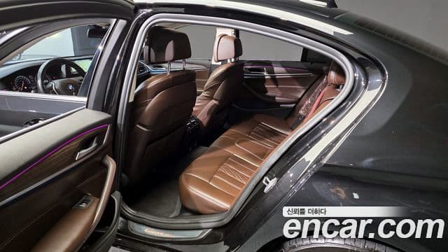 BMW 5 Series 2018 — Şəkil 11/20