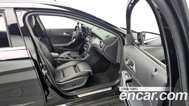 Mercedes-Benz GLA-Class 2019 — Şəkil 16/20