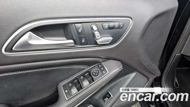 Mercedes-Benz GLA-Class 2019 — Şəkil 18/20