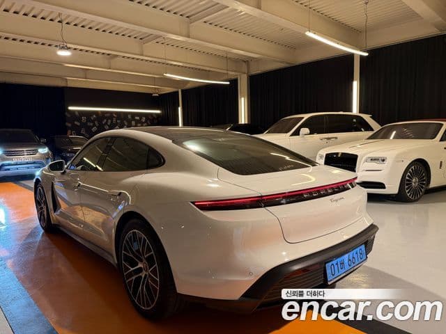 Porsche Taycan 2023 — Photo 7/18