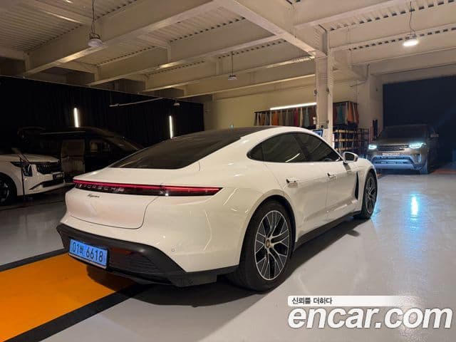 Porsche Taycan 2023 — Photo 17/18