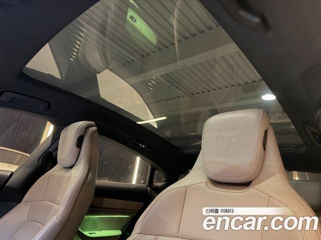 Porsche Taycan 2023 — Photo 8/18