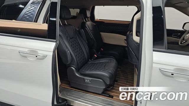 Kia Carnival 2021 — фото 12 из 20