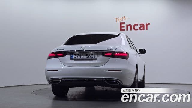 Mercedes-Benz E-Class 2022 — ფოტო 4/20
