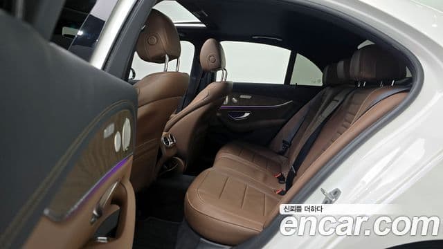 Mercedes-Benz E-Class 2022 — ფოტო 13/20